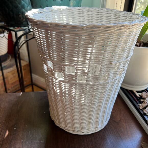 White Wicker Wastepaper Basket Trash Can Woven Shabby Chic Cottage Farmhouse Vtg - Picture 3 of 10